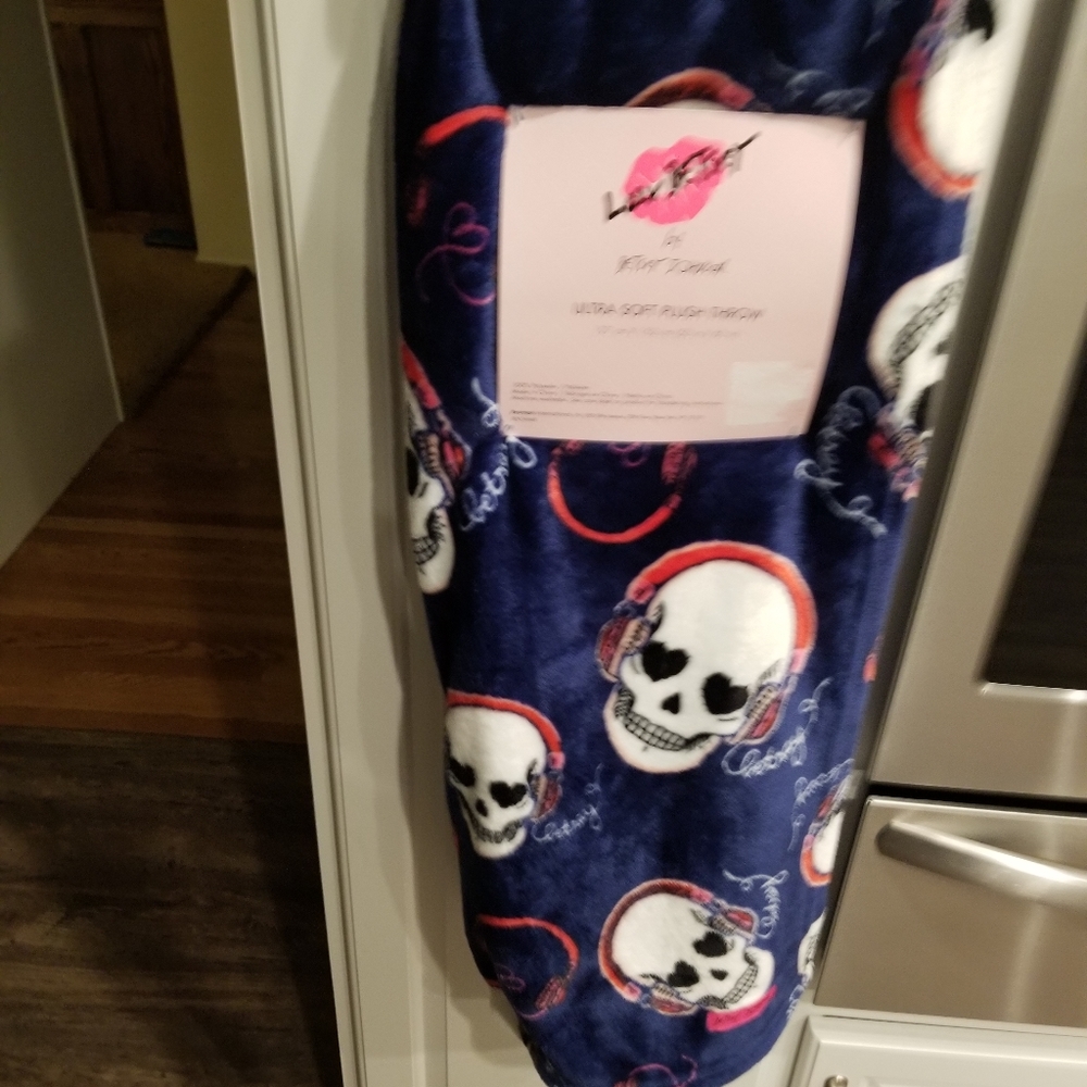 Betsy johnson plush throw